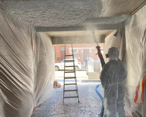 Isolation de plafonds et vide ventilé en laine de laitier projetée